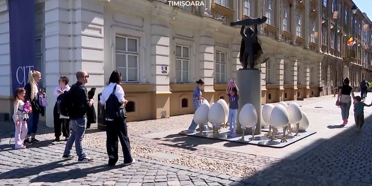 Ouă GIGANT în Timișoara: 7.000 de euro și statuia uitată