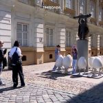 Ouă GIGANT în Timișoara: 7.000 de euro și statuia uitată