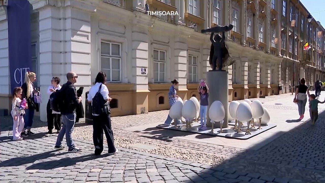 Ouă GIGANT în Timișoara: 7.000 de euro și statuia uitată