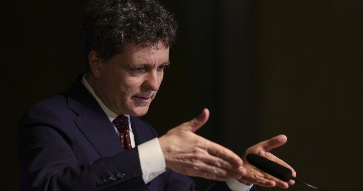 Nicușor Dan: Scădere de preț la carburanți, decisă de guvern. Când se va aplica?