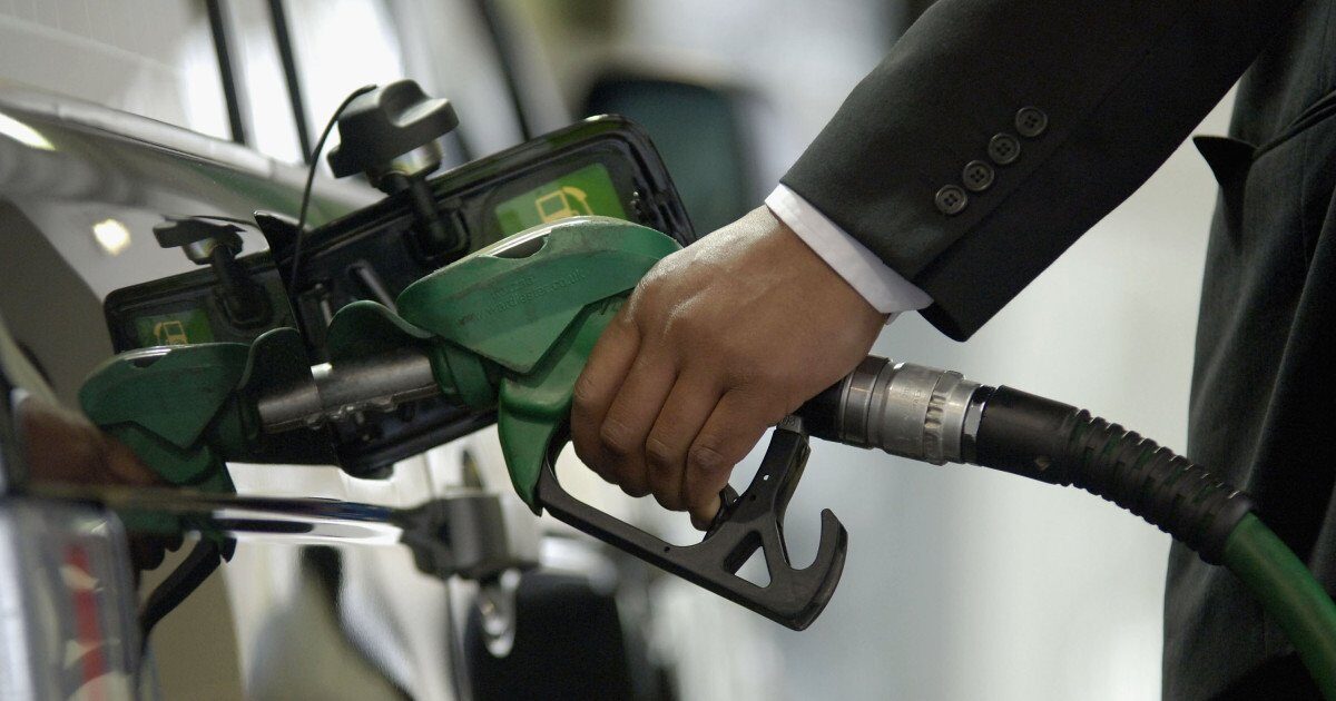 Prețurile la carburanți scad ușor după măsurile Guvernului, dar creșterile din ultimele săptămâni rămân semnificative Bucureștenii au observat o ușoară scădere a prețurilor la carburanți joi dimineață, 2 aprilie, la o zi după ce măsurile Guvernului menite să tempereze scumpirile au intrat în vigoare