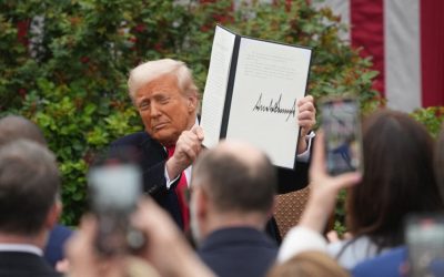 Trump lovește în importuri: Noi taxe vamale pentru medicamente și modificări la metale Președintele american, Donald Trump, a semnat joi decrete executive care introduc noi taxe vamale pentru anumite medicamente importate și modifică tarifele existente pentru metale