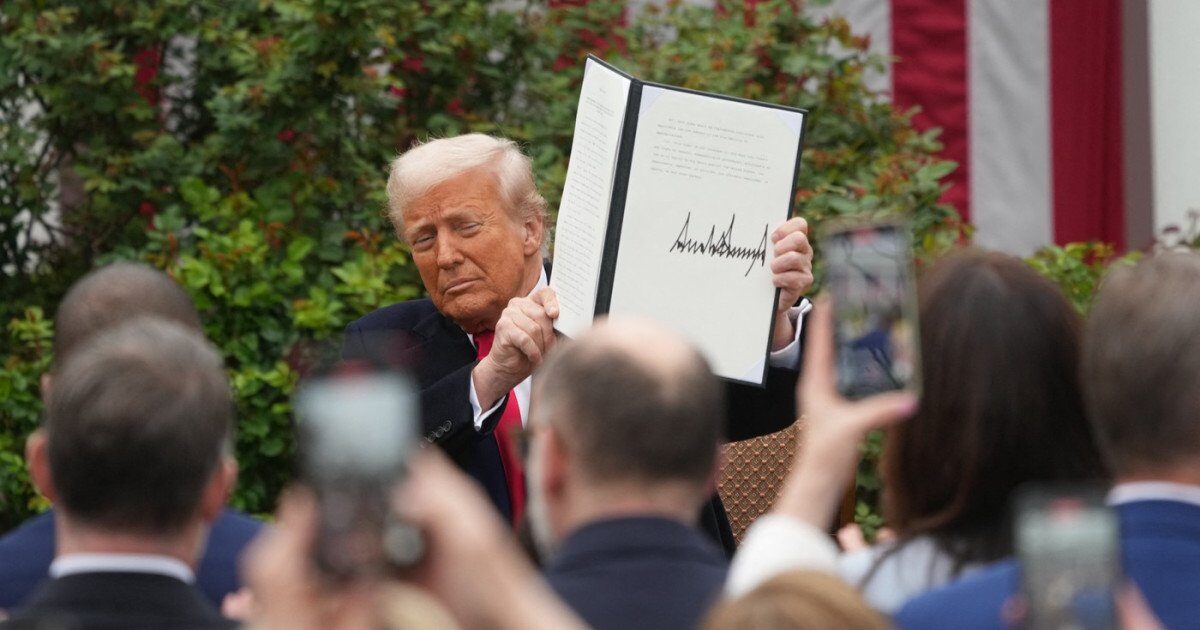 Trump lovește în importuri: Noi taxe vamale pentru medicamente și modificări la metale Președintele american, Donald Trump, a semnat joi decrete executive care introduc noi taxe vamale pentru anumite medicamente importate și modifică tarifele existente pentru metale