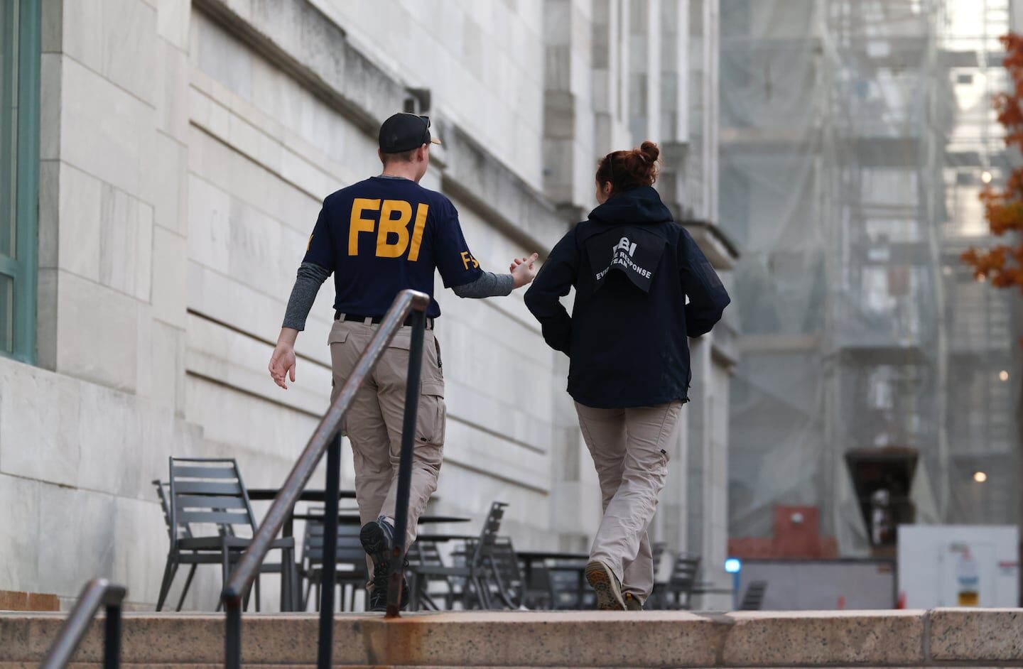 FBI și Departamentul de Justiție au dezvăluit o operațiune de amploare împotriva hackerilor ruși O echipă de hackeri ruși, suspectată de legături cu guvernul de la Moscova, a fost neutralizată în urma unei acțiuni conduse de FBI și Departamentul de Justiție din Statele Unite