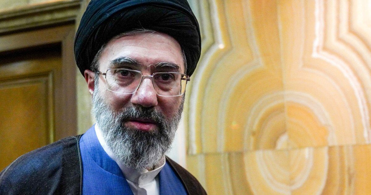 Declarații dure din partea lui Mojtaba KHAMENEI după amenințările lui Donald Trump Amenințările lui Donald Trump privind bombardarea IRANULUI și readucerea țării în „Epoca de Piatră” au stârnit reacții vehemente din partea lui Mojtaba KHAMENEI