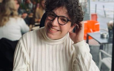 A cucerit elita franceză, dar statul român îl tratează cu dosarul cu șină: povestea lui ALEXANDRU, geniul din scaun cu rotile care vrea să fie român Un tânăr cu paralizie cerebrală care vorbește șase limbi a intrat la École Normale Supérieure din PARIS, una dintre cele mai prestigioase instituții academice din Franța