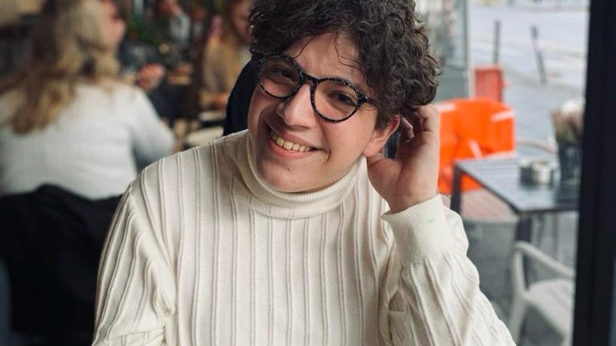 A cucerit elita franceză, dar statul român îl tratează cu dosarul cu șină: povestea lui ALEXANDRU, geniul din scaun cu rotile care vrea să fie român Un tânăr cu paralizie cerebrală care vorbește șase limbi a intrat la École Normale Supérieure din PARIS, una dintre cele mai prestigioase instituții academice din Franța
