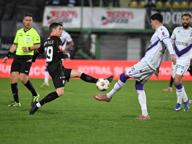 04.04.2026, 21:27 Egal dramatic la Mioveni: FC Argeș și Dinamo împart punctele în play-off FC Argeș și Dinamo au remizat, scor 1-1, într-un meci tensionat din cadrul etapei a treia a play-off-ului SuperLigii