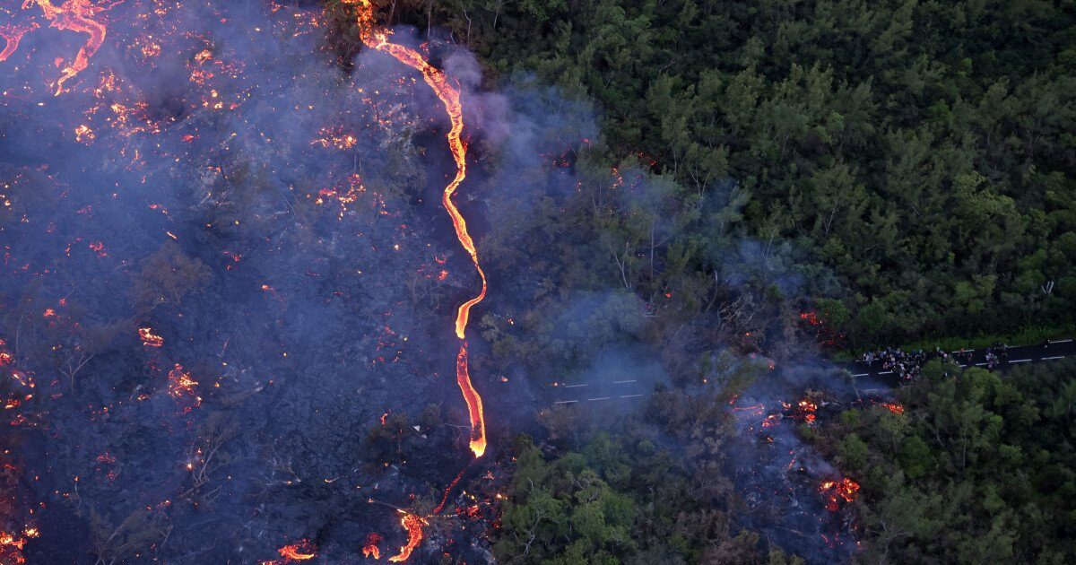 Lava Vulcanului Reunion, imagini spectaculoase din satelit: Curge spre ocean!
