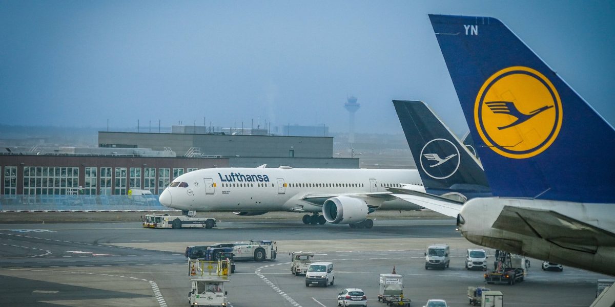 Lufthansa, lovită de scumpiri: 20.000 zboruri anulate. Ce destinații sunt în pericol?