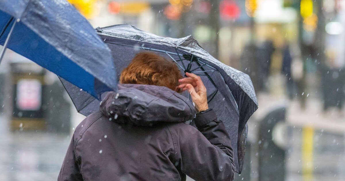 Vreme severă în România: ANM a emis coduri de vreme rea în toată țara Administrația Națională de Meteorologie (ANM) a emis avertizări de vreme severă pentru miercuri și joi, cu ninsori viscolite, vânt puternic, precipitații mixte și o răcire accentuată în întreaga țară