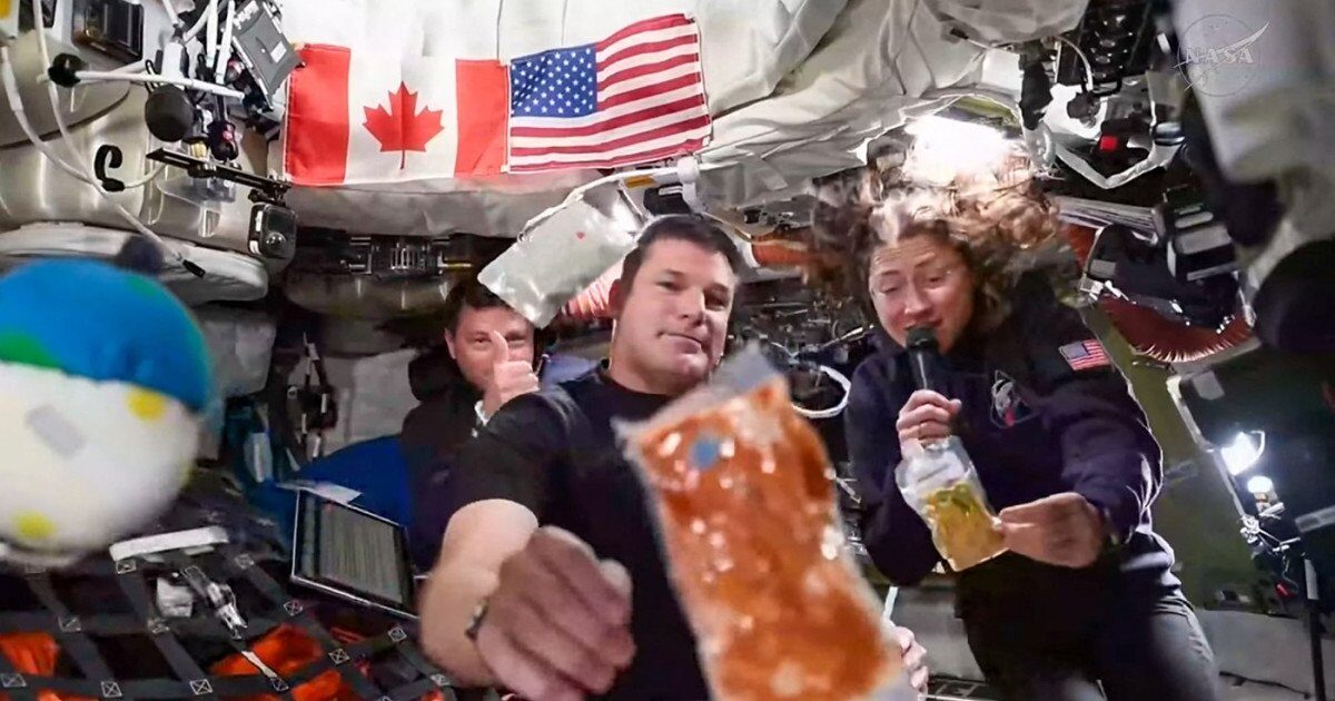 Capsula spațială Orion a misiunii Artemis 2, care a efectuat manevre de revenire pe Pământ, a dezvăluit aspecte inedite despre viața astronauților în spațiu, inclusiv detalii despre meniu