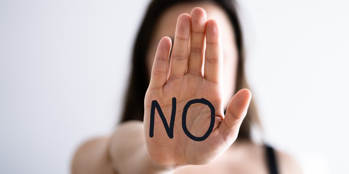 Hărțuirea sexuală, pedepsită și în afara muncii: CES dă undă verde legii