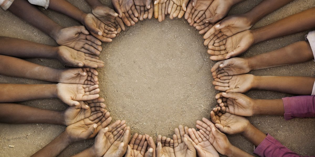 Români cu suflet: Adoptă orfani din Tanzania și le oferă o familie