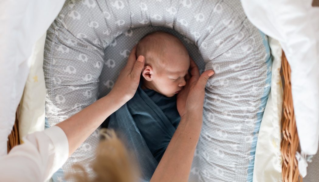 Accesorii pentru bebeluși: Un pericol ascuns în spatele confortului Piața accesoriilor pentru bebeluși a cunoscut o creștere semnificativă în România în ultimii ani, însă specialiștii avertizează că nu toate produsele comercializate sunt sigure