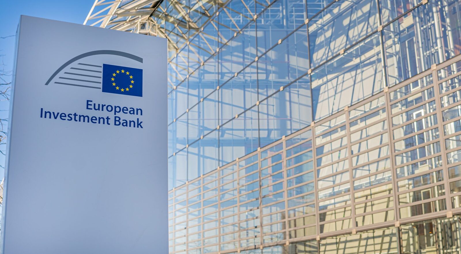 BEI și Eni investesc masiv în biocombustibili: 500 de milioane de euro pentru o rafinărie verde în Italia Banca Europeană de Investiții (BEI) și compania energetică italiană Eni au semnat un acord de finanțare în valoare de 500 de milioane de euro pentru transformarea unei părți a rafinăriei Eni din Sannazzaro de’ Burgondi, provincia Pavia, într-o biorefinărie