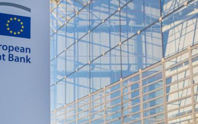 Pe 1 aprilie 2024, Banca Europeană de Investiții (BEI) și compania ENI au anunțat semnarea unui acord de împrumut pe 15 ani, în valoare de 500 de milioane de euro, pentru conversia unei părți a rafinăriei ENI din Sannazzaro de’ Burgondi, Italia, într-o biorefinărie (ENI, Comunicat de presă, 1 aprilie 2024)