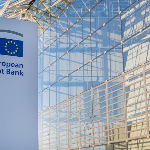 Pe 1 aprilie 2024, Banca Europeană de Investiții (BEI) și compania ENI au anunțat semnarea unui acord de împrumut pe 15 ani, în valoare de 500 de milioane de euro, pentru conversia unei părți a rafinăriei ENI din Sannazzaro de’ Burgondi, Italia, într-o biorefinărie (ENI, Comunicat de presă, 1 aprilie 2024)