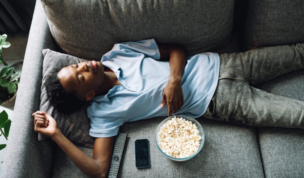 # Adormit în fața televizorului: De ce se întâmplă și ce semnale transmite Fiecare seară pare să se termine la fel pentru mulți români: cu ochii închiși în fața televizorului