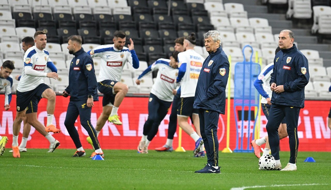 Adrian Mutu și Ilie Dumitrescu au avut opinii divergente cu privire la strategia folosită de Mircea Lucescu în meciul amical România – Slovacia, pierdut de „tricolori” cu scorul de 0-2