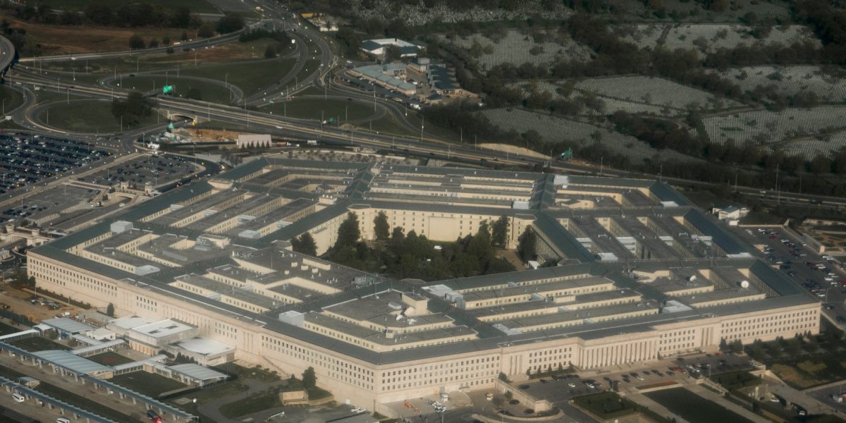 Pentagonul, discuții secrete cu Ford și GM: Arme pe bandă rulantă?