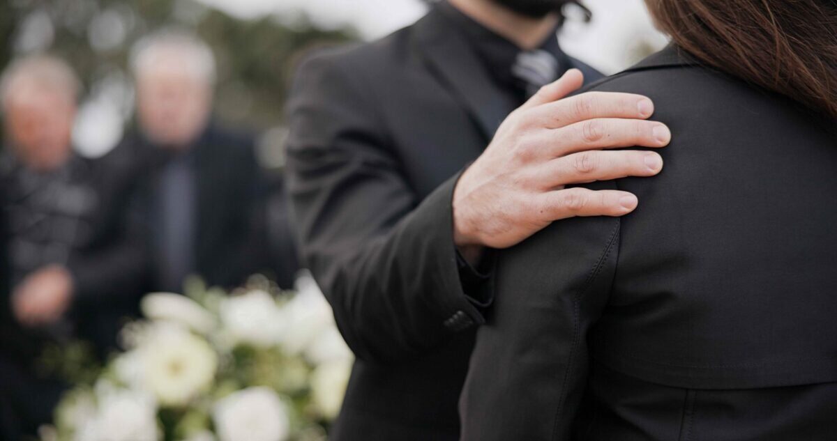 Ajutorul de înmormântare crește semnificativ din 2026: Peste 9.000 de lei pentru decesul unui asigurat Guvernul a aprobat o majorare importantă a ajutorului de înmormântare, începând cu finalul lunii martie 2026