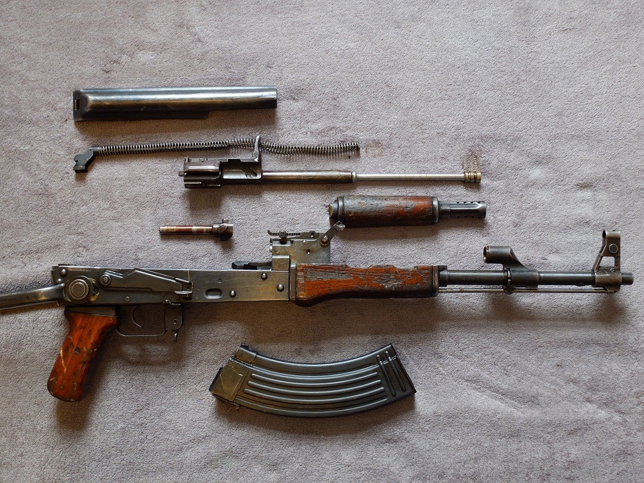 Șefii unei companii de armament, acuzați de trageri ilegale cu arme MApN