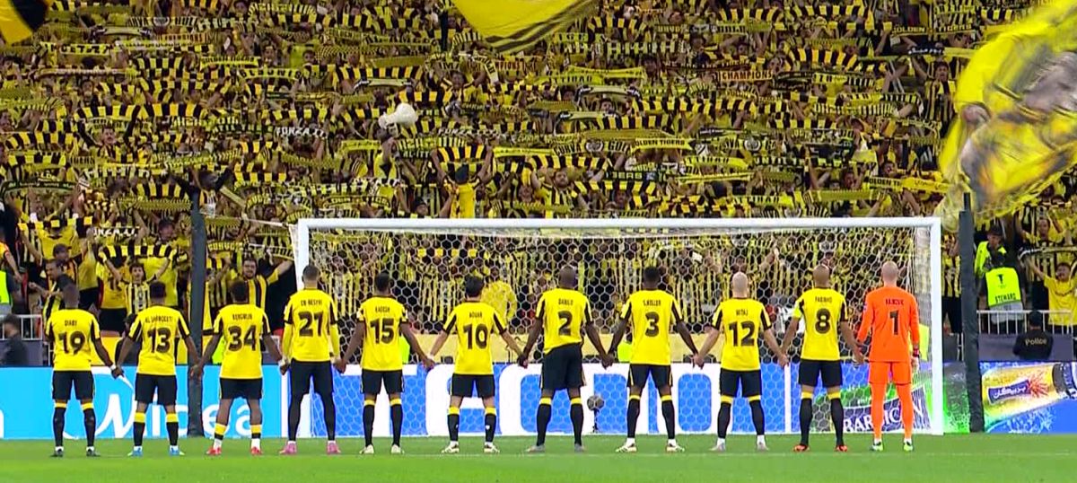 Spectacol total: Ritualul fanilor lui Al Ittihad, înainte de meciul din Asia