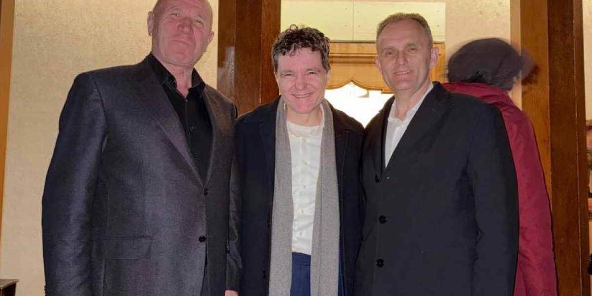 Nicușor Dan, vizită-șoc de Paște la mănăstirea PSD din Cornu