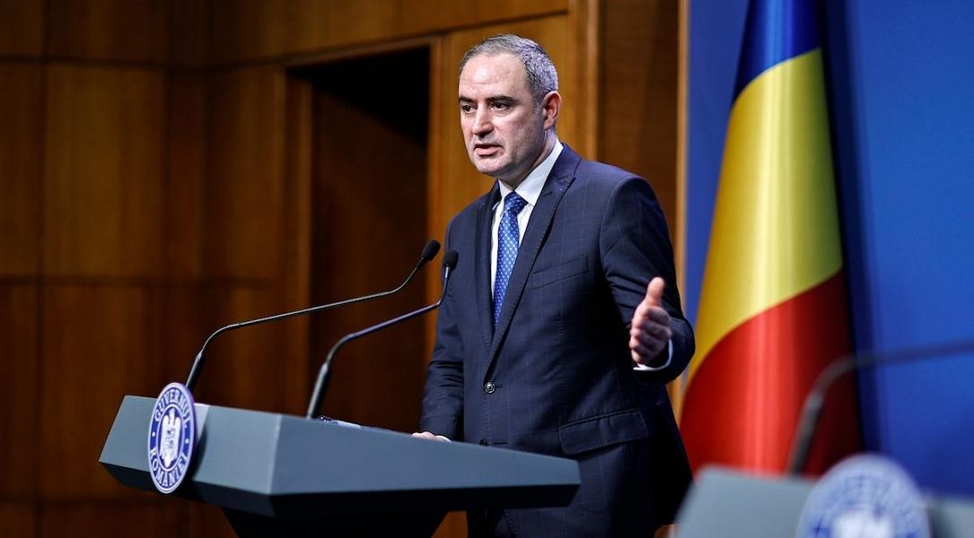 Nazare: România speră la îmbunătățirea perspectivei ratingului de către agențiile majore în 2026 București – Ministrul Finanțelor, Alexandru Nazare, a declarat recent că România ar putea beneficia de o îmbunătățire a perspectivei ratingului de la „negativ” la „stabil” din partea agențiilor majore de rating în 2026, dacă țara își menține angajamentul față de stabilizarea finanțelor publice