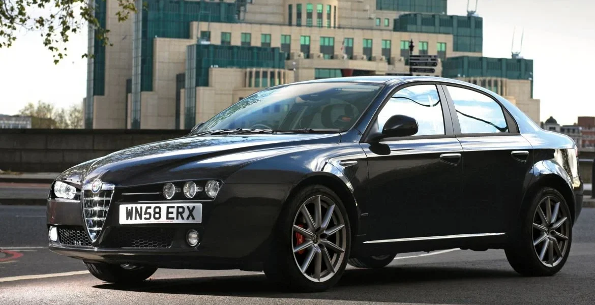 Bandă de hoți români specializată în jafuri la magazine de lux, destructurată în Italia O grupare criminală formată exclusiv din cetățeni români, supranumită „Alfa 159”, a fost neutralizată în urma unor operațiuni desfășurate simultan în orașele Bologna, Roma și Florența, informează presa italiană