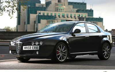 Bandă de hoți români specializată în jafuri la magazine de lux, destructurată în Italia O grupare criminală formată exclusiv din cetățeni români, supranumită „Alfa 159”, a fost neutralizată în urma unor operațiuni desfășurate simultan în orașele Bologna, Roma și Florența, informează presa italiană