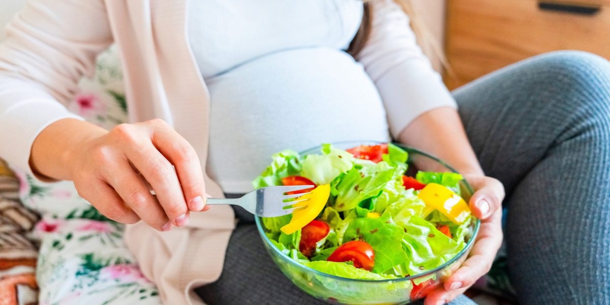 Ce mănâncă și ce evită gravidă? Ghidul esențial pentru viitori părinți!