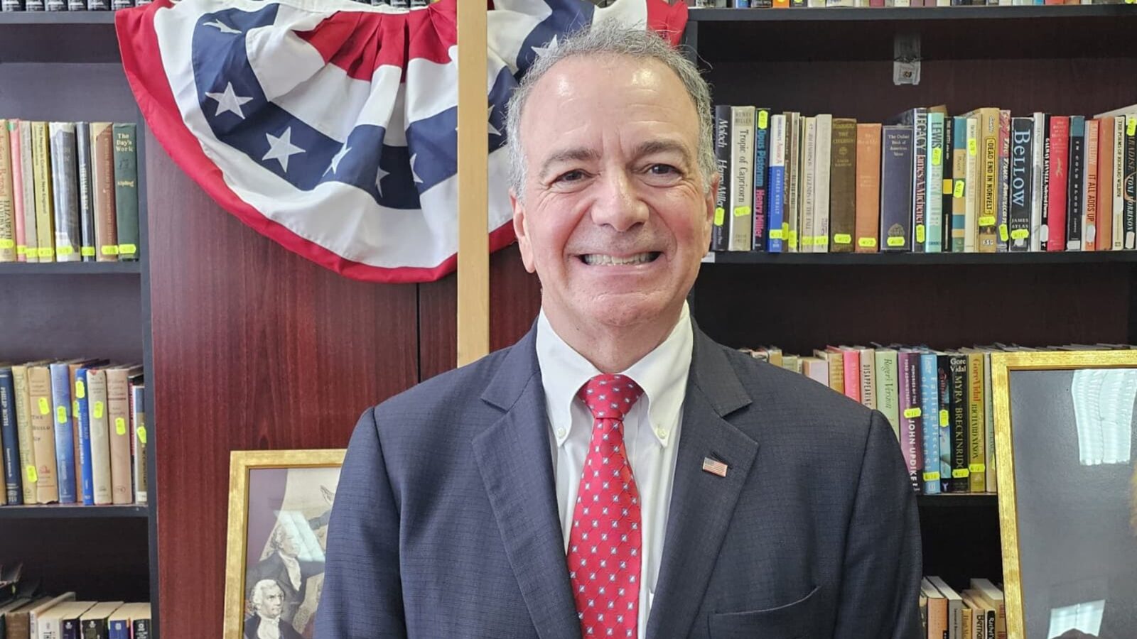 Ambasadorul SUA reafirmă angajamentul față de NATO, pe fondul declarațiilor lui Donald Trump Constanța – Ambasadorul Statelor Unite în România, Darryl Nirenberg, a reiterat angajamentul ferm al țării sale față de NATO și față de prevederea Articolului 5, referitoare la apărarea colectivă a aliaților