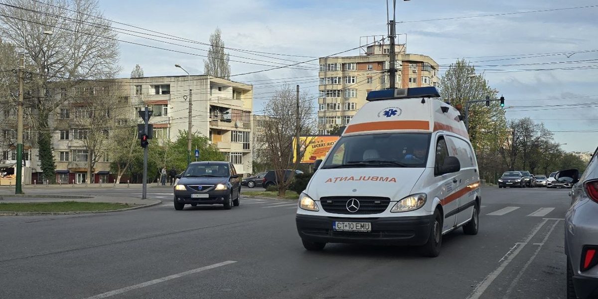 Poți circula pe roșu cu ambulanța? Ce spune legea despre șoferii din România