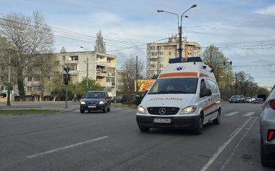 Poți circula pe roșu cu ambulanța? Ce spune legea despre șoferii din România