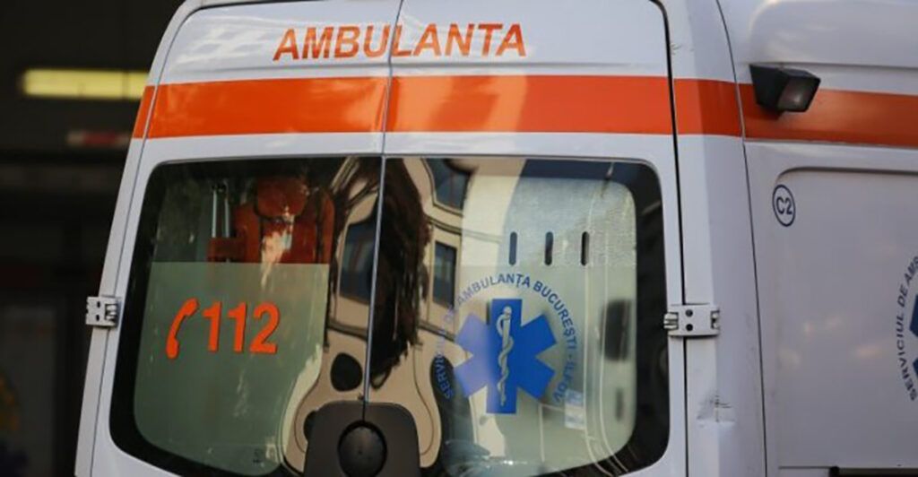 O femeie de 90 de ani din județul VÂLCEA a fost salvată de la moarte după ce o ambulanță care o transporta la spital a rămas blocată într-un sat din cauza drumului impracticabil