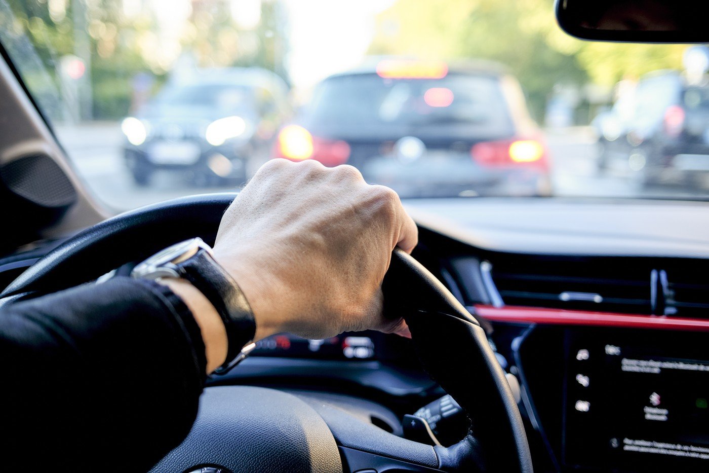 Amenzile pentru lipsa actelor auto ar putea dispărea: Proiect de lege care simplifică interacțiunea cu Poliția Rutieră Un proiect de lege, aflat în dezbatere, propune o schimbare majoră în Codul Rutier, care ar putea elimina amenzile pentru șoferii care nu au asupra lor documentele auto, precum permisul de conducere sau certificatul de înmatriculare