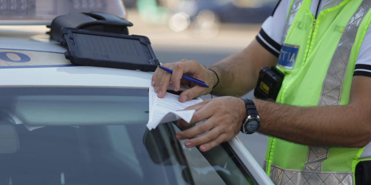 Avertisment pentru români: Ce NU ai voie să faci în fața blocului, amendă COLOSALĂ!