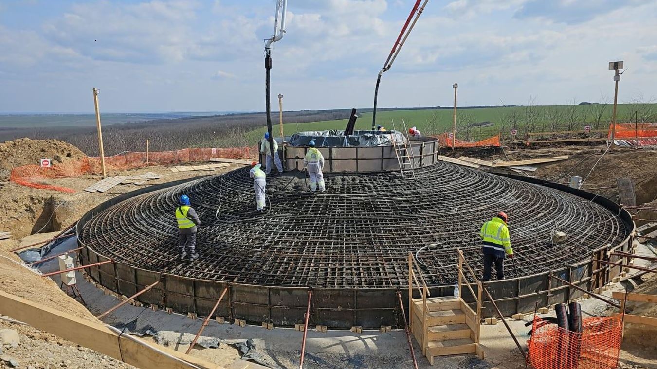 OX2, companie suedeză de energie regenerabilă, a anunțat pe pagina sa de LinkedIn la data de 6 mai 2024 că a finalizat prima fundație a parcului eolian Ansthall din județul Galați, la trei luni de la începerea lucrărilor
