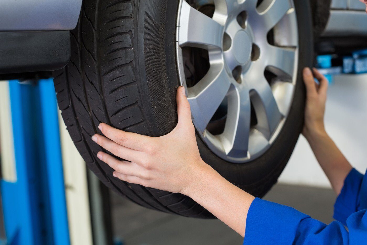 Alegerea anvelopelor: De ce este vital să le potrivești Alegerea și montarea anvelopelor potrivite pentru autoturismul personal este un aspect crucial pentru siguranța și performanța acestuia