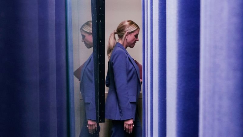 Departamentul de Justiție sub conducerea lui Pam Bondi a lăsat în urmă o moștenire controversată, caracterizată de subordonarea politică față de fostul președinte Donald Trump și de gestionarea deficitară a dosarelor sensibile