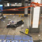Atac cu macetă la metroul din New York: Un individ înjunghie și e împușcat