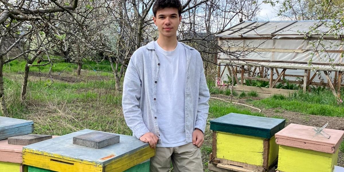 Codrin, elevul din Iași, a strâns bani pentru albine: Premiu internațional pentru stupina „smart”