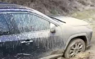 Jandarmii, eroii GPS-ului: Au salvat o familie blocată în noroi