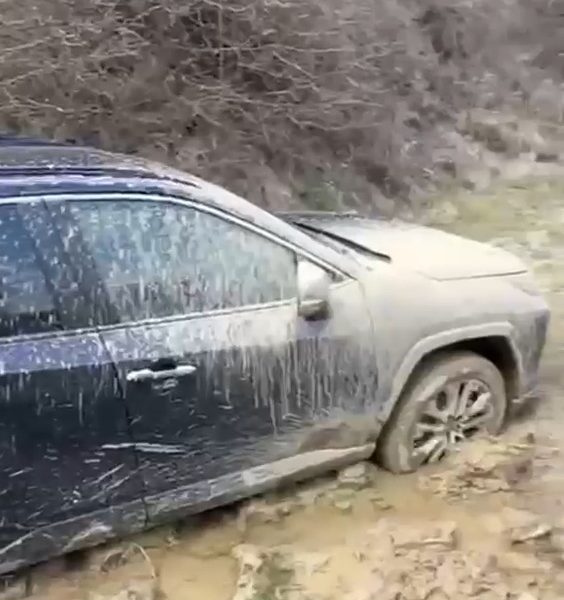 Jandarmii, eroii GPS-ului: Au salvat o familie blocată în noroi