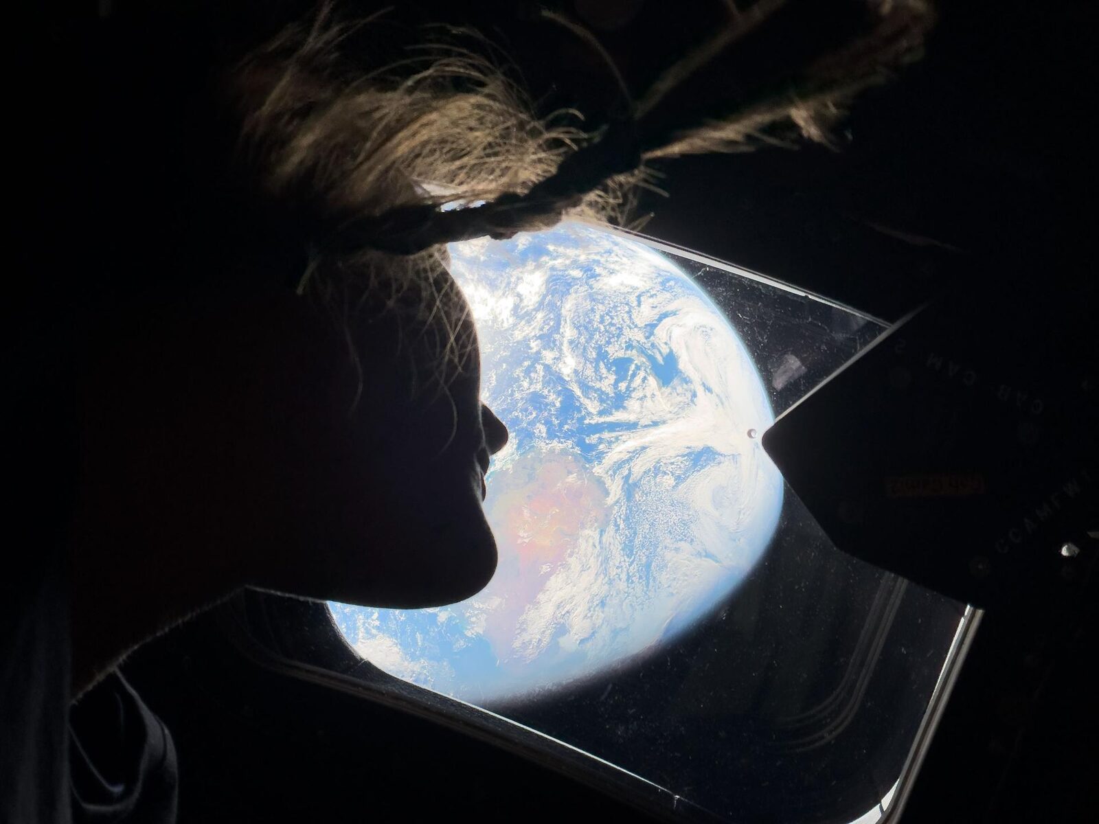 Revenirea oamenilor pe Lună după mai bine de jumătate de secol a devenit realitate astăzi, luni, 6 aprilie, când astronauții misiunii Artemis 2 au efectuat un survol istoric