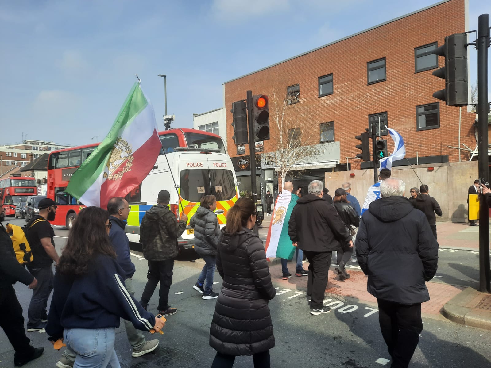 Trei tineri arestați în legătură cu incendierea ambulanțelor unei organizații evreiești din Londra Trei bărbați au fost arestați în Londra, miercuri, în legătură cu incendierea a patru ambulanțe ale organizației medicale evreiești Hatzola