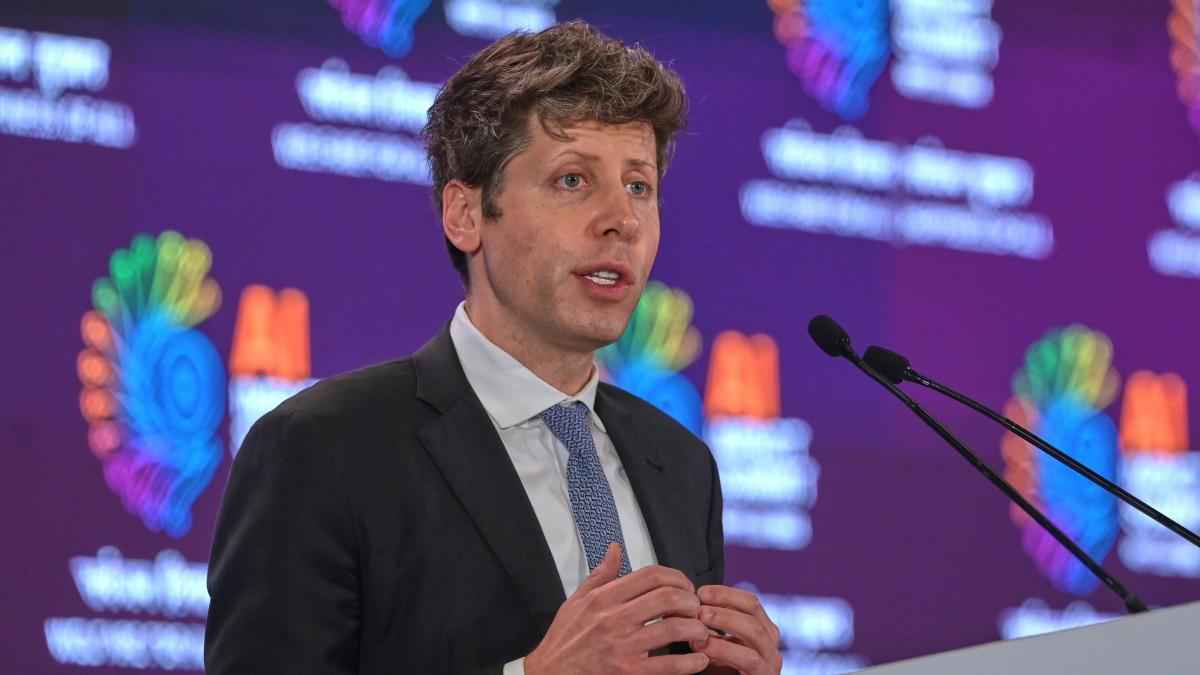 Atac cu Molotov la locuința lui Sam Altman, șeful OpenAI: Poarta, incendiată de un tânăr