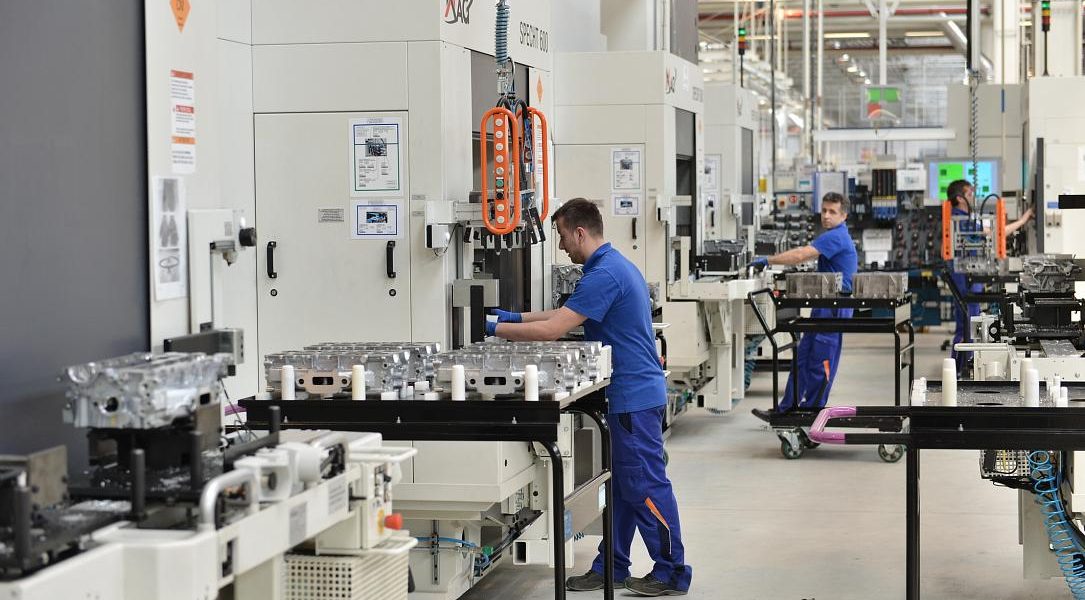 Activitatea industrială a României, în scădere în februarie, alimente rezistente